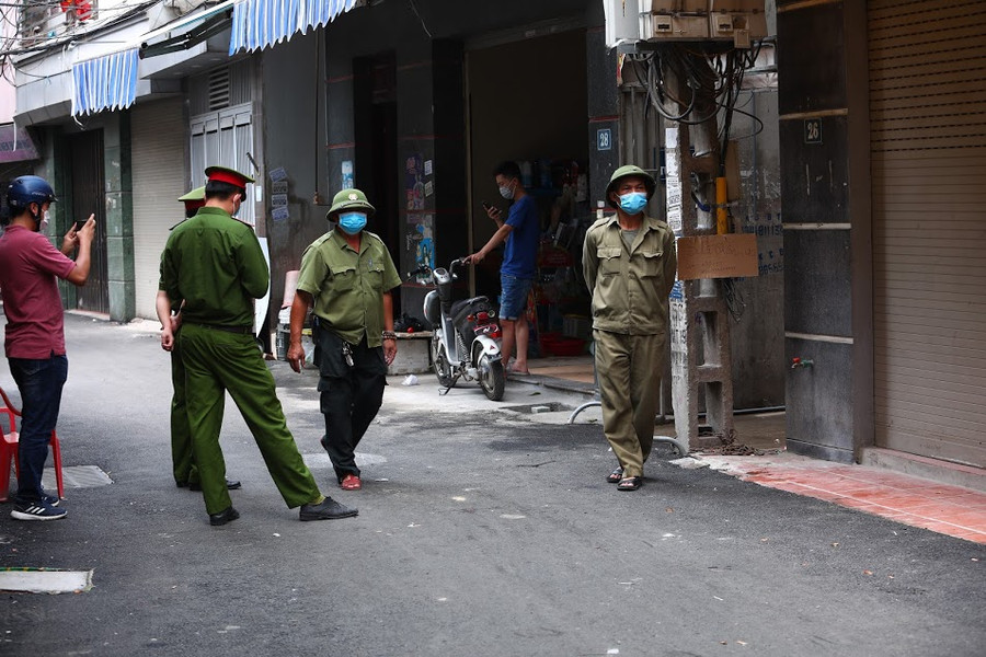 Chùm ảnh Hà Nội phong tỏa đoạn ngõ và nhà hàng pizza liên quan ca nghi nhiễm COVID-19 ảnh 7