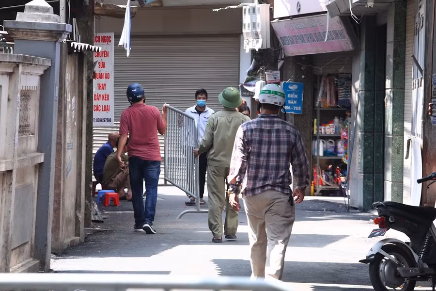 Chùm ảnh Hà Nội phong tỏa đoạn ngõ và nhà hàng pizza liên quan ca nghi nhiễm COVID-19 ảnh 5