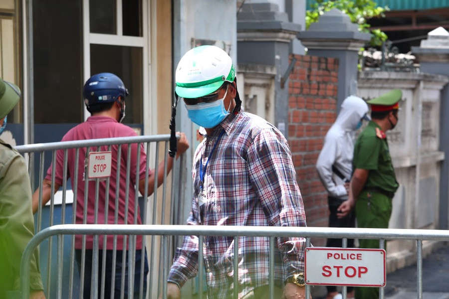 Chùm ảnh Hà Nội phong tỏa đoạn ngõ và nhà hàng pizza liên quan ca nghi nhiễm COVID-19 