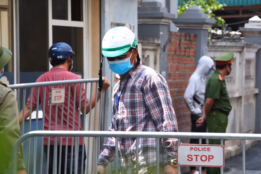 Chùm ảnh Hà Nội phong tỏa đoạn ngõ và nhà hàng pizza liên quan ca nghi nhiễm COVID-19 