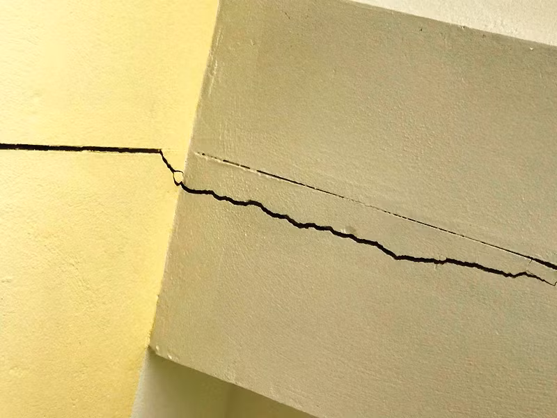 Hà Tĩnh: Công trình trường học nguồn vốn nước ngoài chưa bàn giao đã nứt nẻ