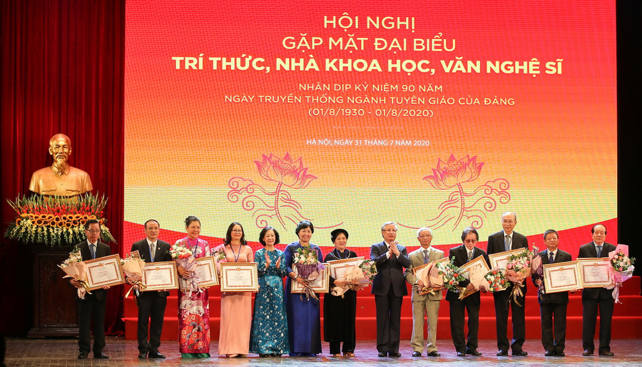 Phát triển đội ngũ trí thức, nhà khoa học, văn nghệ sỹ là nhiệm vụ chiến lược của Đảng Phát triển đội ngũ trí thức, nhà khoa học, văn nghệ sỹ là nhiệm vụ chiến lược của Đảng