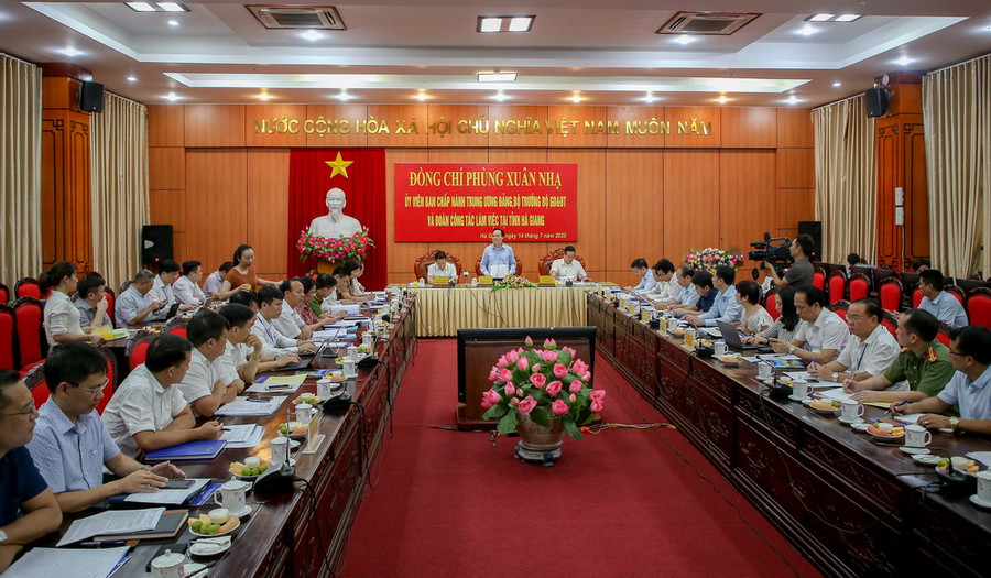 Bộ trưởng Phùng Xuân Nhạ: Phối hợp nhịp nhàng, hiệu quả các lực lượng trong Kỳ thi tốt nghiệp THPT ảnh 2 Bộ trưởng Phùng Xuân Nhạ: Phối hợp nhịp nhàng, hiệu quả các lực lượng trong Kỳ thi tốt nghiệp THPT ảnh 2