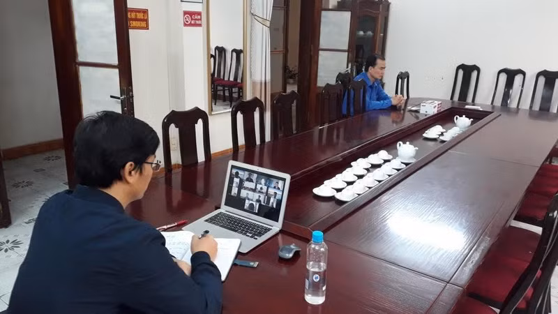 Tuyên Quang: Họp trực tuyến bàn giải pháp dạy học trực tuyến cho học sinh ảnh 1
