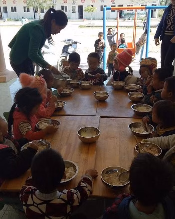 Rơi nước mắt khi trò không được ăn cơm trắng, vượt rừng đến trường ảnh 5