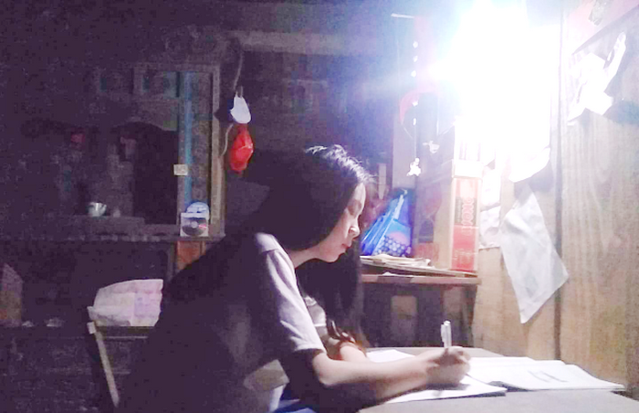 Nữ sinh dân tộc vượt khó, học giỏi