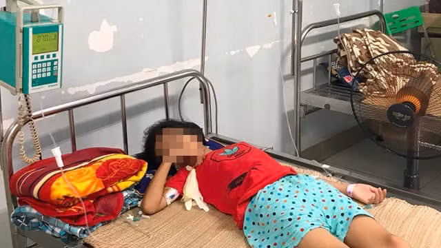 Mua nước ở cổng trường, chủ quán đưa nhầm chai axit, bé gái 11 tuổi bị thương tổn nghiêm trọng ảnh 1