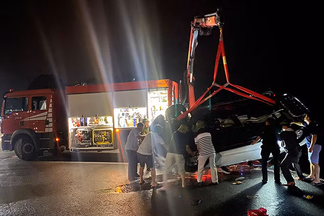 Ô tô lao xuống vịnh Hạ Long, 4 người thương vong ảnh 1