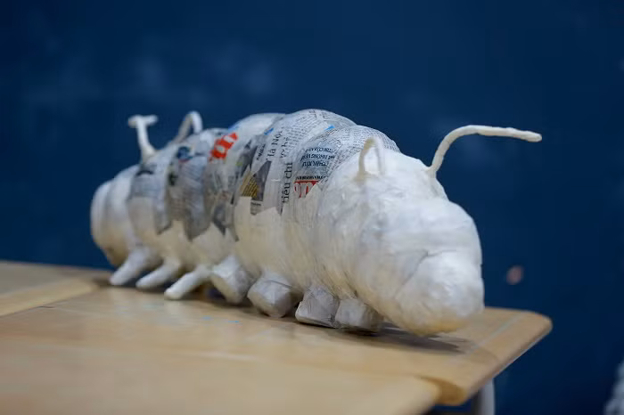 "Vòng Đời", cuộc triển lãm ấn tượng từ vật liệu tái chế của cô và trò ảnh 1