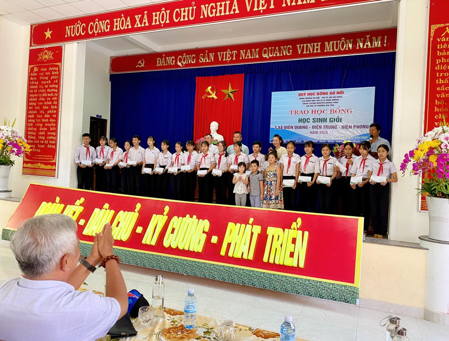 Jennifer Phạm trao học bổng cho học sinh xuất sắc tại Quảng Nam Jennifer Phạm trao học bổng cho học sinh xuất sắc tại Quảng Nam