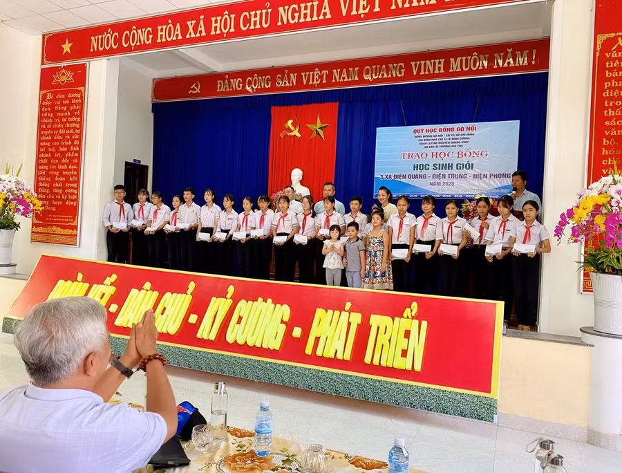 Jennifer Phạm trao học bổng cho học sinh xuất sắc tại Quảng Nam