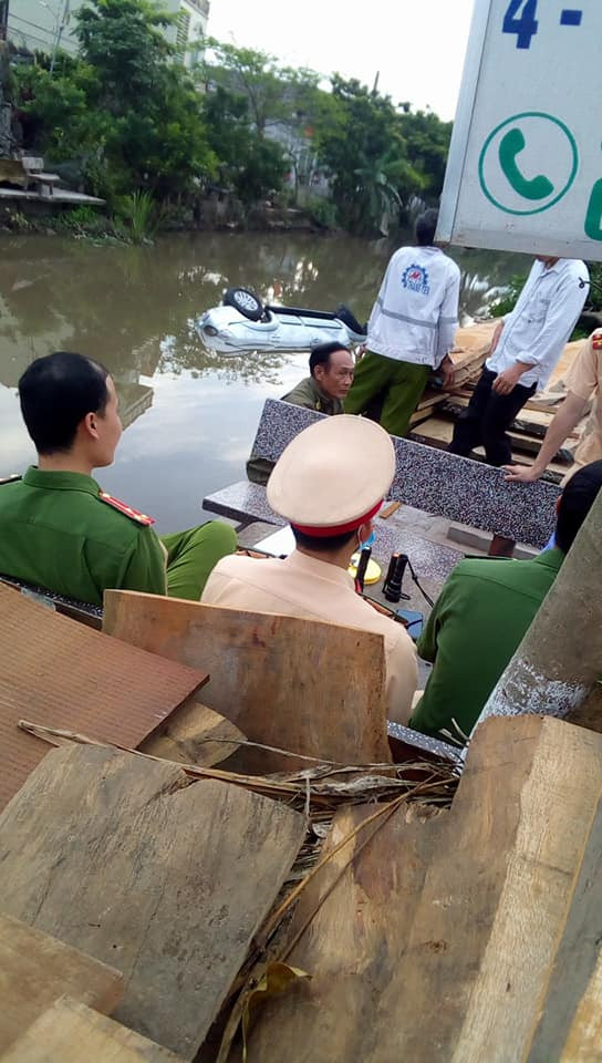 Nam Định: Xe 7 chỗ bất ngờ lao xuống sông, 2 người tử vong ảnh 1 Nam Định: Xe 7 chỗ bất ngờ lao xuống sông, 2 người tử vong ảnh 1