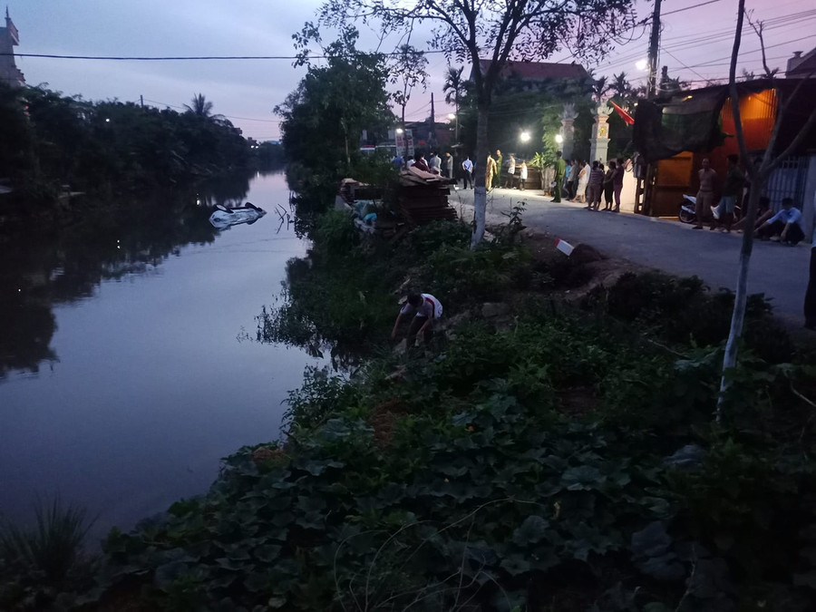 Nam Định: Xe 7 chỗ bất ngờ lao xuống sông, 2 người tử vong ảnh 2 Nam Định: Xe 7 chỗ bất ngờ lao xuống sông, 2 người tử vong ảnh 2