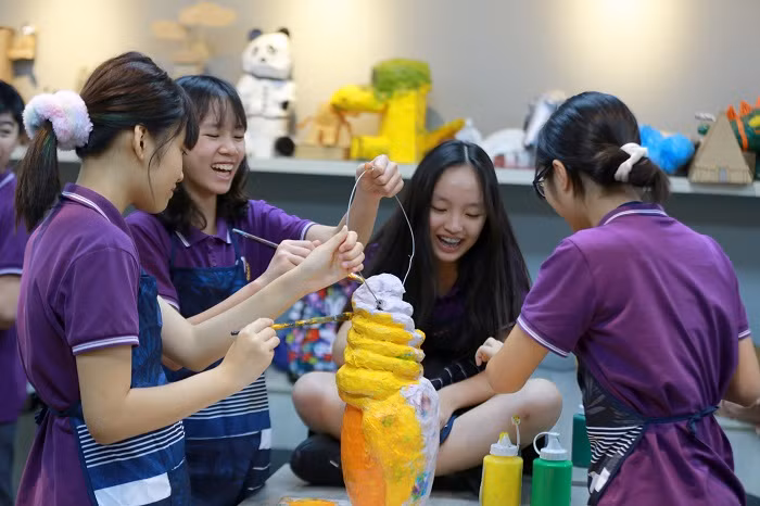 "Vòng Đời", cuộc triển lãm ấn tượng từ vật liệu tái chế của cô và trò 