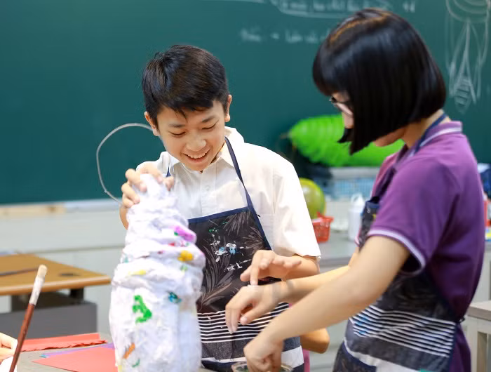 "Vòng Đời", cuộc triển lãm ấn tượng từ vật liệu tái chế của cô và trò ảnh 3