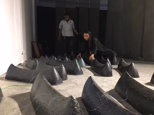 Xem triển lãm, trò chuyện cùng nghệ sĩ "Xem đêm – Càng đêm" ảnh 2