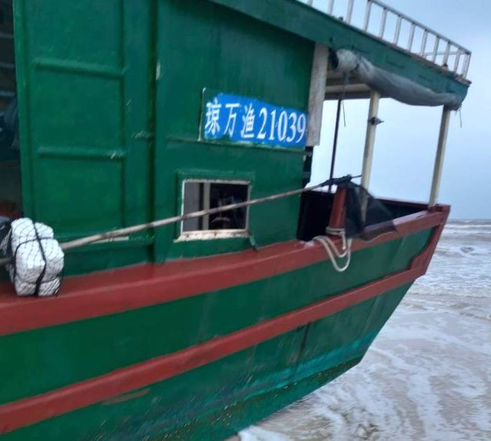 Quảng Bình: Phát hiện tàu cá không người trôi dạt vào bờ ảnh 1 Quảng Bình: Phát hiện tàu cá không người trôi dạt vào bờ ảnh 1