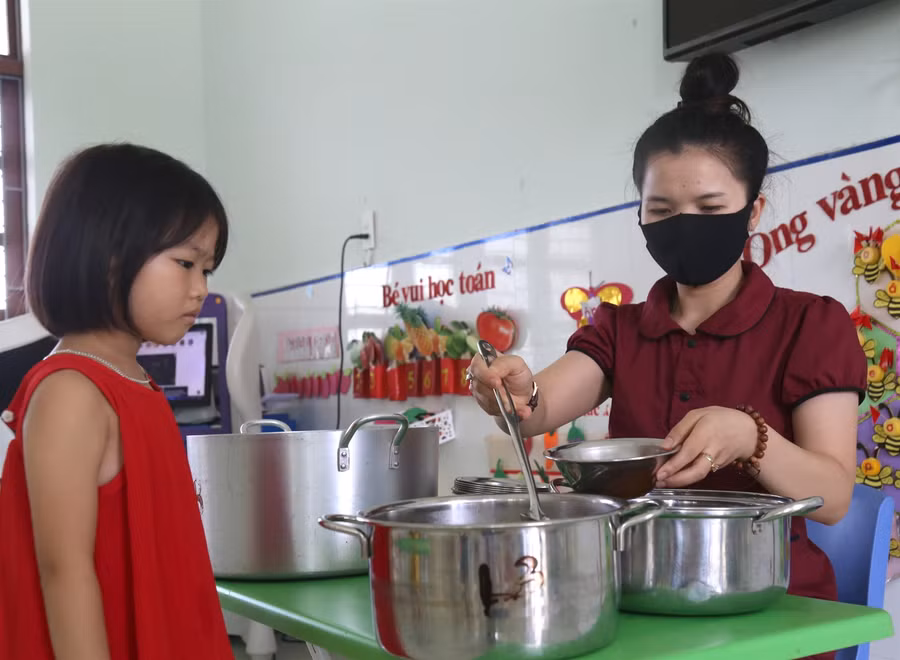 Quảng Bình: Phụ huynh trực tiếp giám sát bữa ăn của trẻ