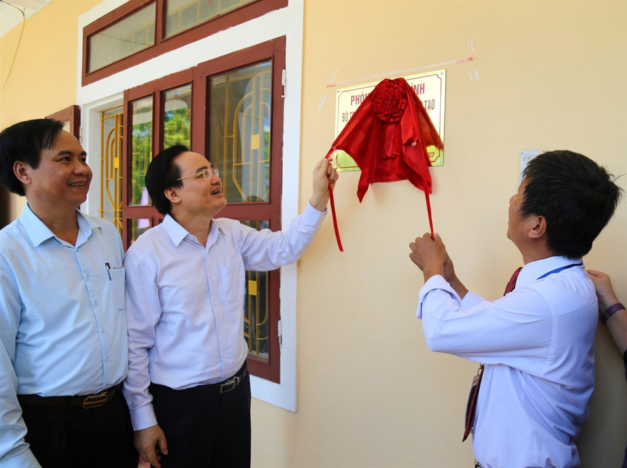 Bộ trưởng Phùng Xuân Nhạ động viên, tặng quà thầy trò vùng khó Quảng Trị ảnh 2 Bộ trưởng Phùng Xuân Nhạ động viên, tặng quà thầy trò vùng khó Quảng Trị ảnh 2