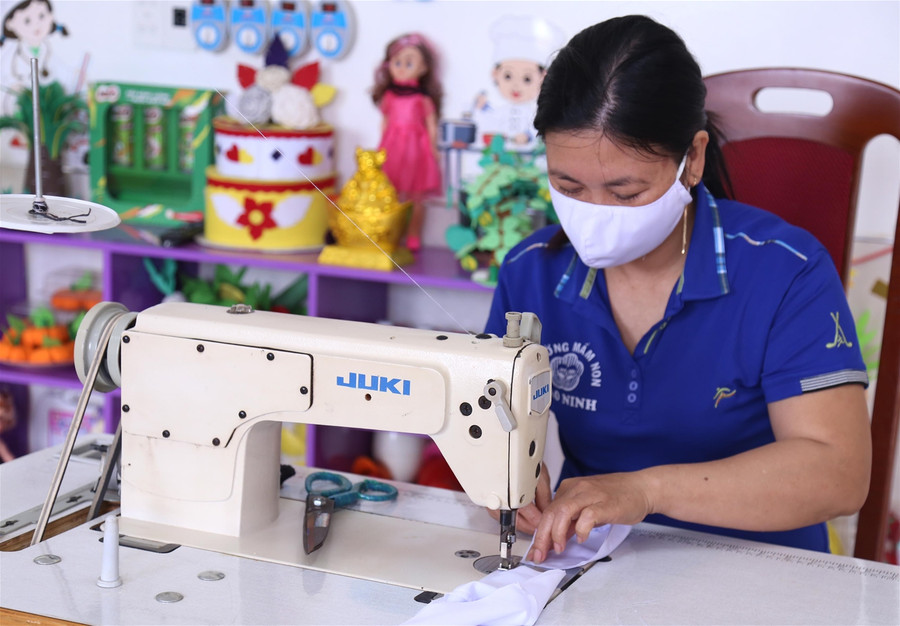 Giáo viên mầm non may khẩu trang tặng tuyến đầu chống dịch ảnh 3 Giáo viên mầm non may khẩu trang tặng tuyến đầu chống dịch ảnh 3