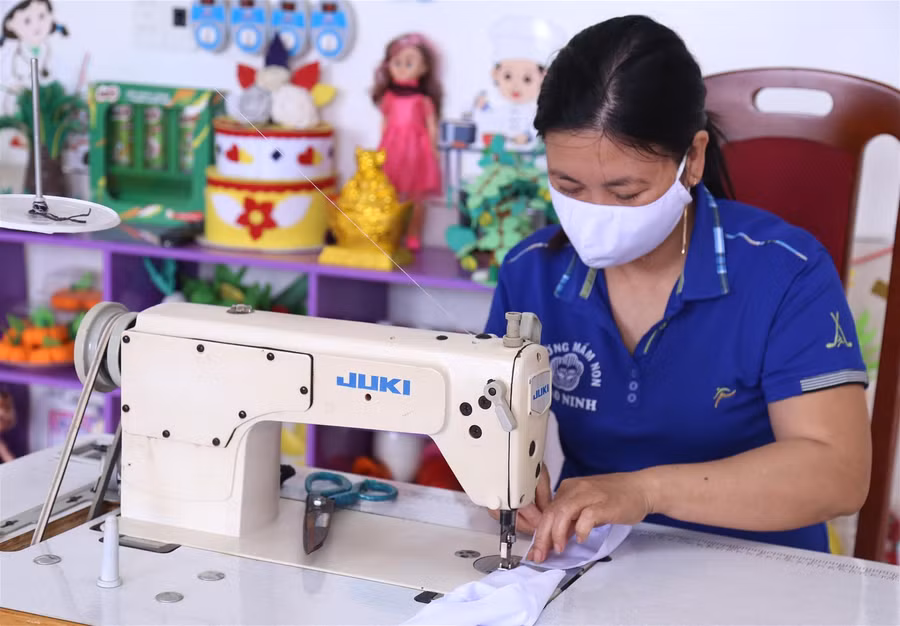 Giáo viên mầm non may khẩu trang tặng tuyến đầu chống dịch ảnh 3