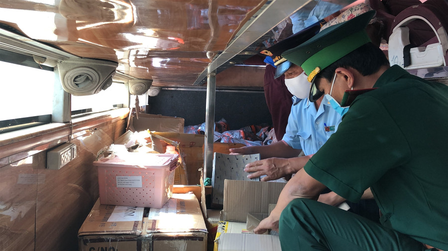 Quảng Bình: Xe khách "chế" thêm thùng kín chở hàng lậu