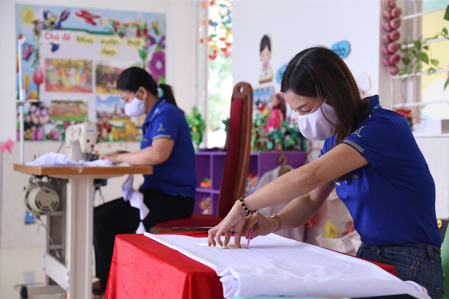 Giáo viên mầm non may khẩu trang tặng tuyến đầu chống dịch ảnh 1 Giáo viên mầm non may khẩu trang tặng tuyến đầu chống dịch ảnh 1