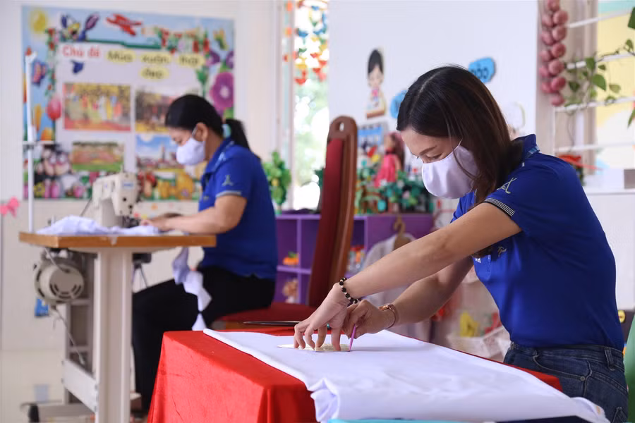Giáo viên mầm non may khẩu trang tặng tuyến đầu chống dịch ảnh 1