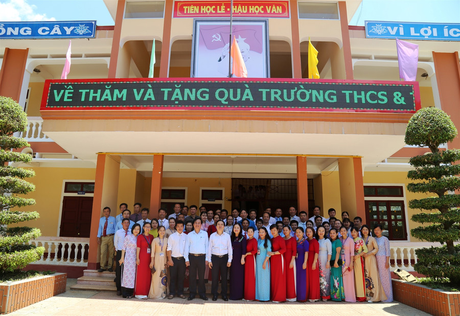 Bộ trưởng Phùng Xuân Nhạ động viên, tặng quà thầy trò vùng khó Quảng Trị ảnh 3 Bộ trưởng Phùng Xuân Nhạ động viên, tặng quà thầy trò vùng khó Quảng Trị ảnh 3