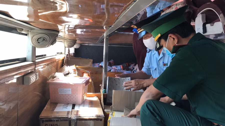 Quảng Bình: Xe khách "chế" thêm thùng kín chở hàng lậu