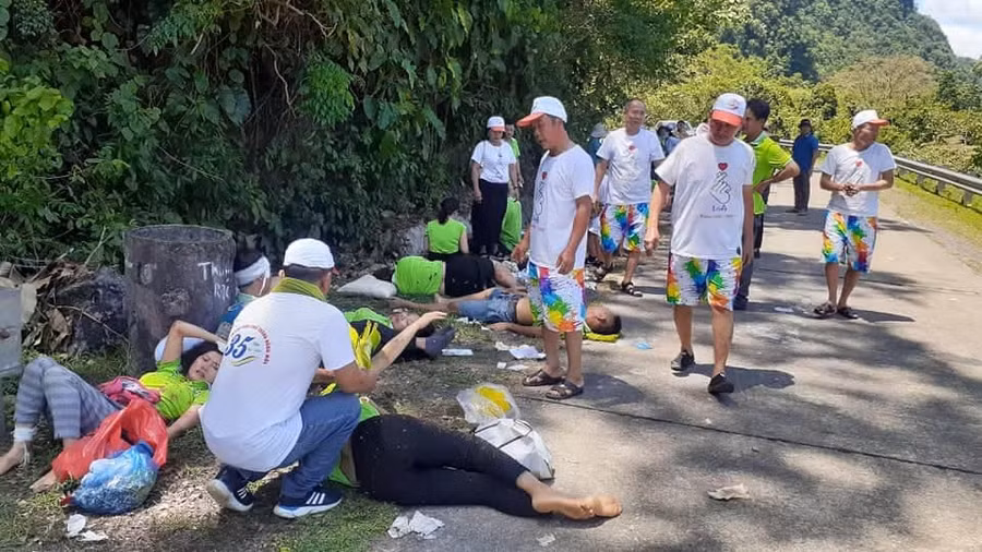 Vụ lật xe khách tại Quảng Bình: Ít nhất 8 người chết, hàng chục người bị thương ảnh 1