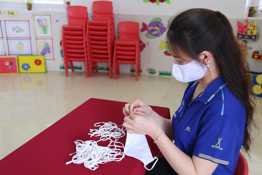 Giáo viên mầm non may khẩu trang tặng tuyến đầu chống dịch ảnh 2 Giáo viên mầm non may khẩu trang tặng tuyến đầu chống dịch ảnh 2