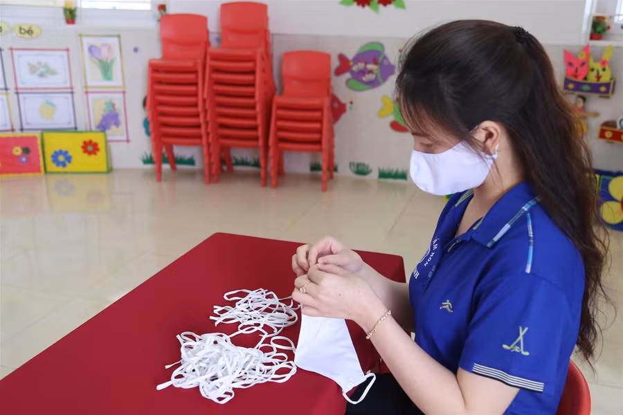 Giáo viên mầm non may khẩu trang tặng tuyến đầu chống dịch ảnh 2