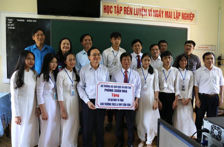 Bộ trưởng Phùng Xuân Nhạ động viên, tặng quà thầy trò vùng khó Quảng Trị ảnh 1 Bộ trưởng Phùng Xuân Nhạ động viên, tặng quà thầy trò vùng khó Quảng Trị ảnh 1