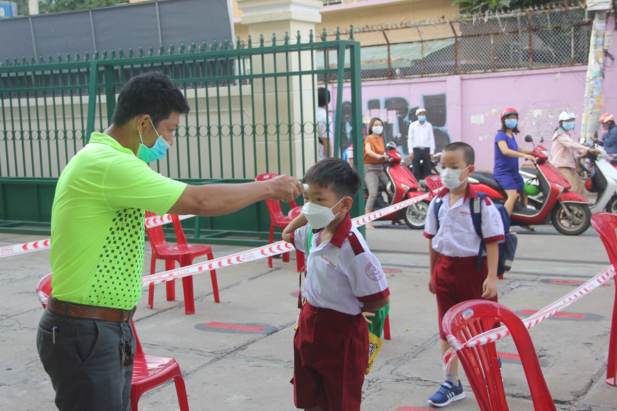 Học sinh háo hức trở lại trường sau hơn 3 tháng nghỉ do dịch Covid-19 ảnh 2