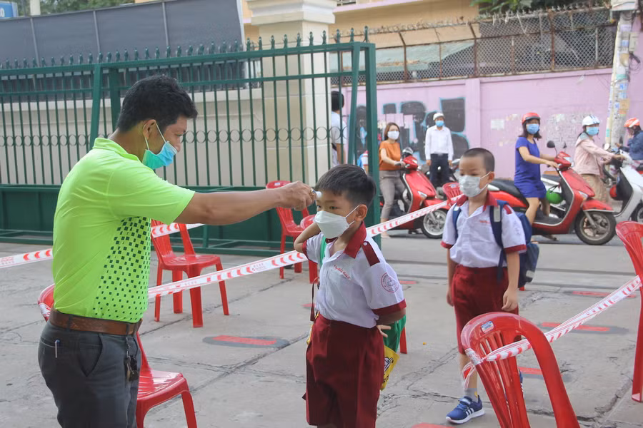 Học sinh háo hức trở lại trường sau hơn 3 tháng nghỉ do dịch Covid-19 ảnh 2