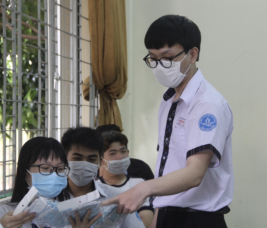 Học sinh TP.HCM vui mừng trở lại trường sau đợt nghỉ phòng dịch Covid-19 ảnh 14 Học sinh TP.HCM vui mừng trở lại trường sau đợt nghỉ phòng dịch Covid-19 ảnh 14