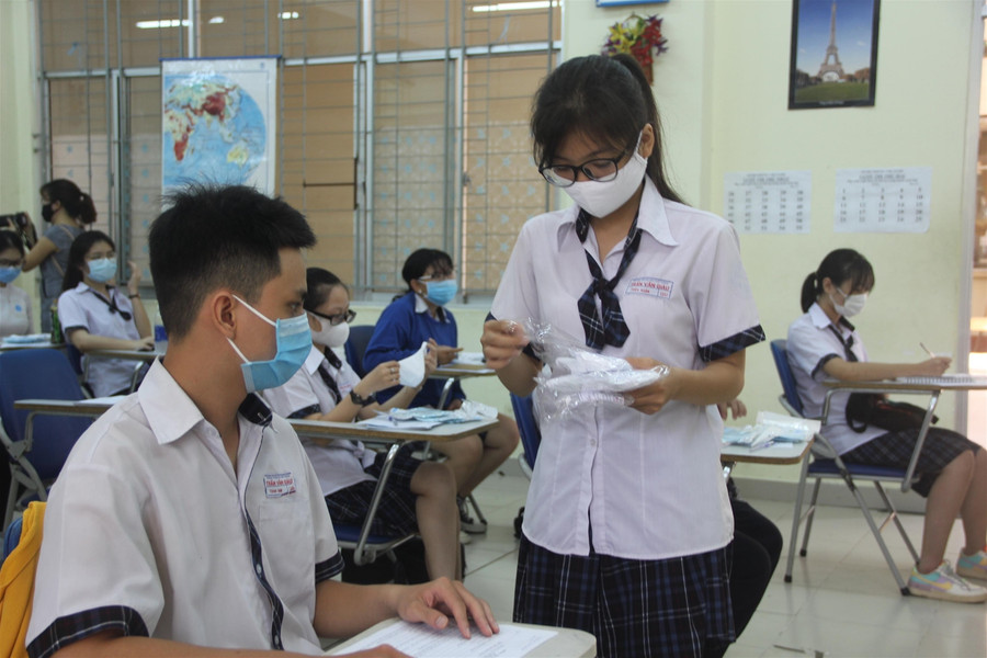 Học sinh TP.HCM vui mừng trở lại trường sau đợt nghỉ phòng dịch Covid-19 ảnh 13 Học sinh TP.HCM vui mừng trở lại trường sau đợt nghỉ phòng dịch Covid-19 ảnh 13