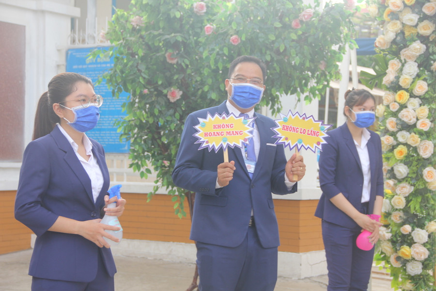 Thầy cô hóa nhân vật hoạt hình đón học sinh tiểu học trở lại trường ảnh 1