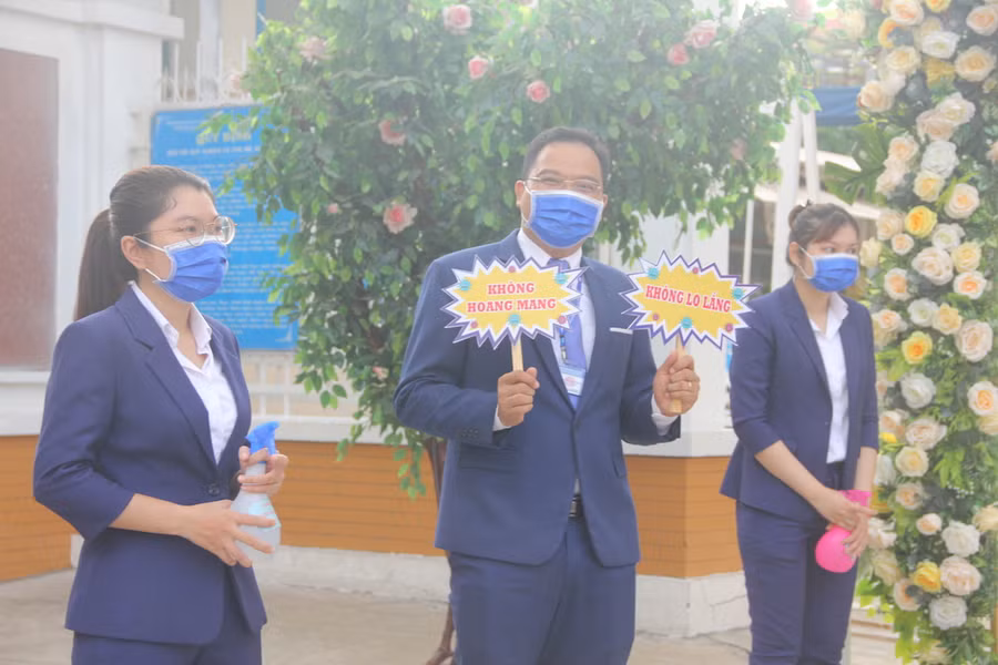 Thầy cô hóa nhân vật hoạt hình đón học sinh tiểu học trở lại trường ảnh 1