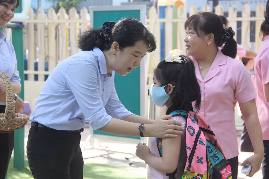 Trẻ mầm non TP.HCM háo hức trở lại trường ảnh 7