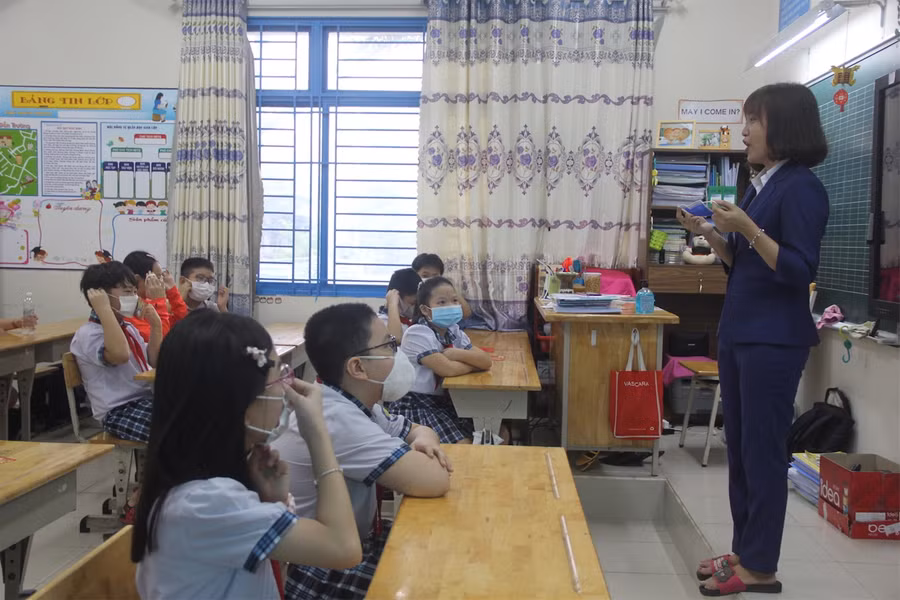 Thầy cô hóa nhân vật hoạt hình đón học sinh tiểu học trở lại trường ảnh 7