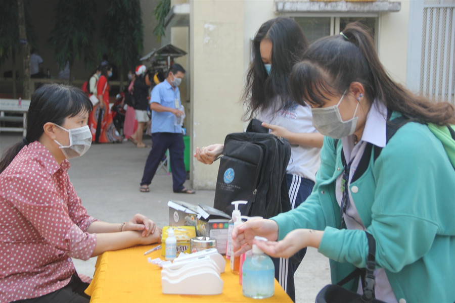 Học sinh TP.HCM vui mừng trở lại trường sau đợt nghỉ phòng dịch Covid-19 ảnh 5 Học sinh TP.HCM vui mừng trở lại trường sau đợt nghỉ phòng dịch Covid-19 ảnh 5