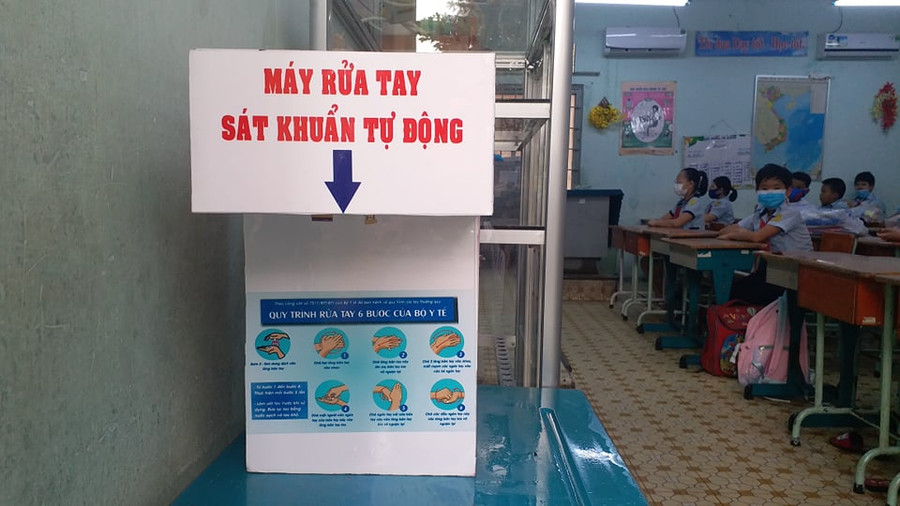 Thầy giáo làm máy rửa tay tự động đón trò trở lại trường ảnh 1 Thầy giáo làm máy rửa tay tự động đón trò trở lại trường ảnh 1