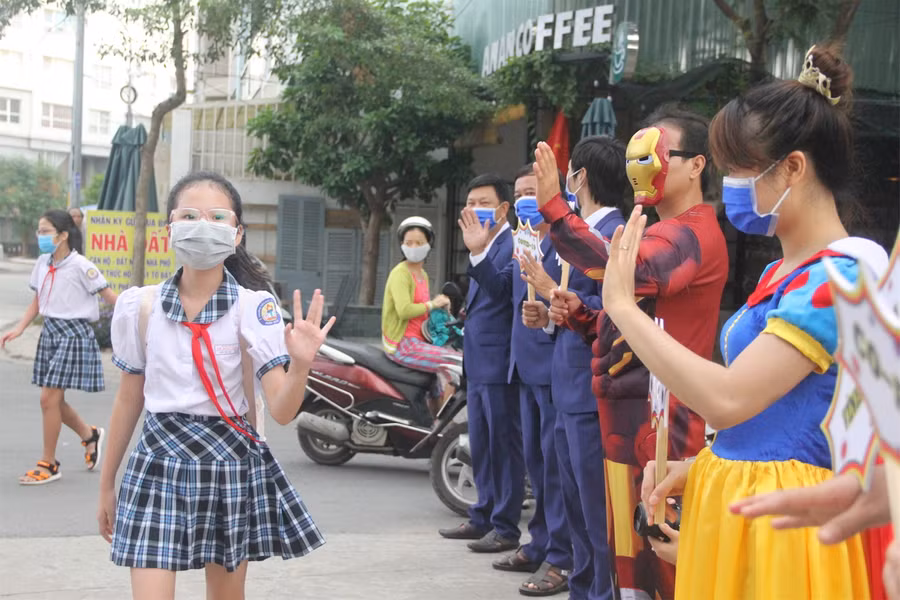 Thầy cô hóa nhân vật hoạt hình đón học sinh tiểu học trở lại trường ảnh 5