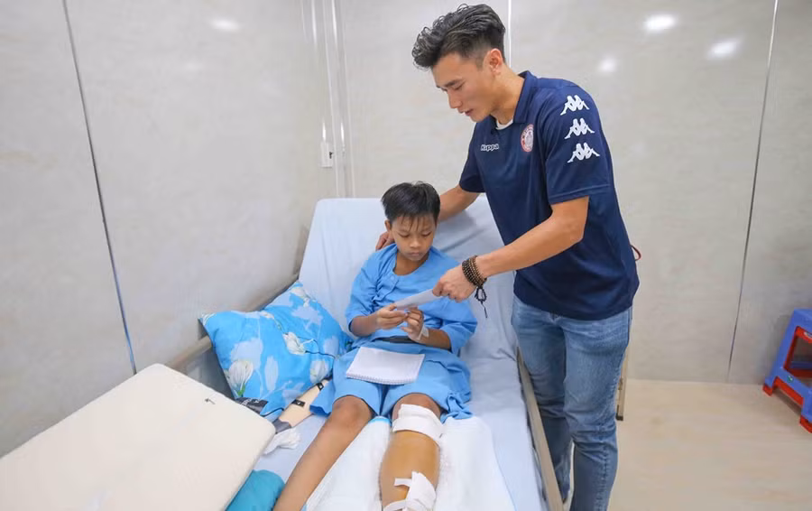 CLB bóng đá TP.HCM sẻ chia với các học sinh trong vụ cây phượng bật gốc 