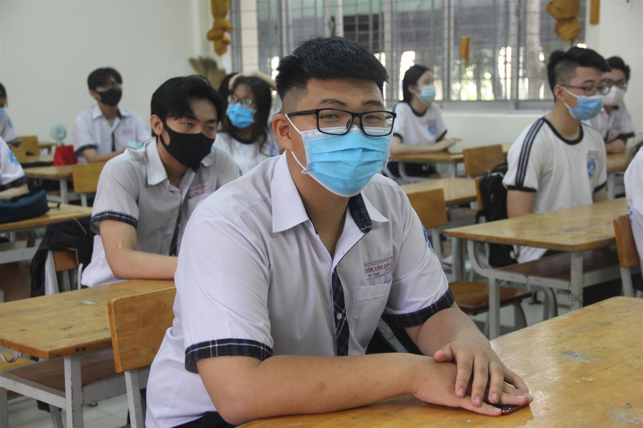 Học sinh TP.HCM vui mừng trở lại trường sau đợt nghỉ phòng dịch Covid-19 ảnh 7 Học sinh TP.HCM vui mừng trở lại trường sau đợt nghỉ phòng dịch Covid-19 ảnh 7