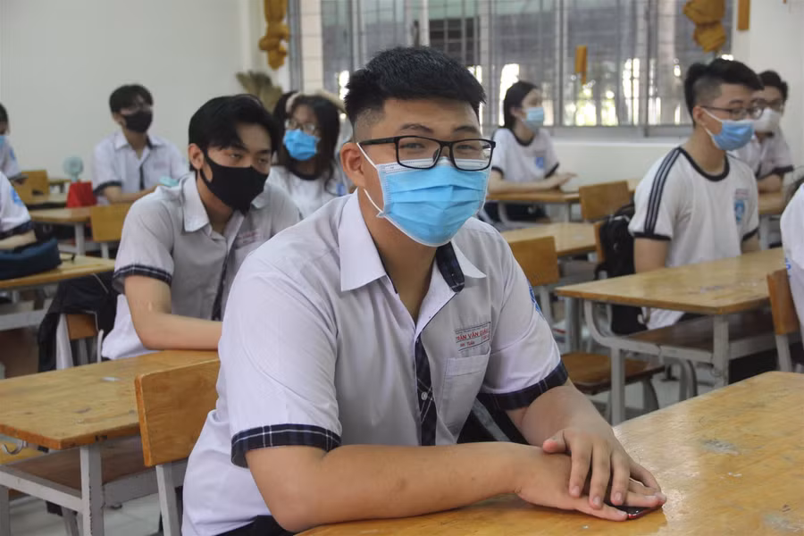 Học sinh TP.HCM vui mừng trở lại trường sau đợt nghỉ phòng dịch Covid-19 ảnh 7