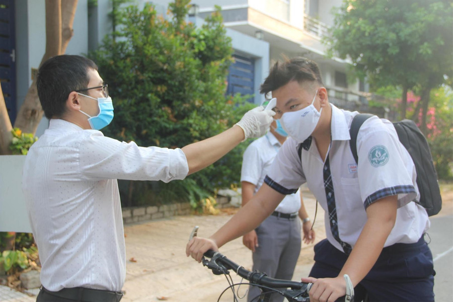 Học sinh TP.HCM vui mừng trở lại trường sau đợt nghỉ phòng dịch Covid-19 ảnh 3