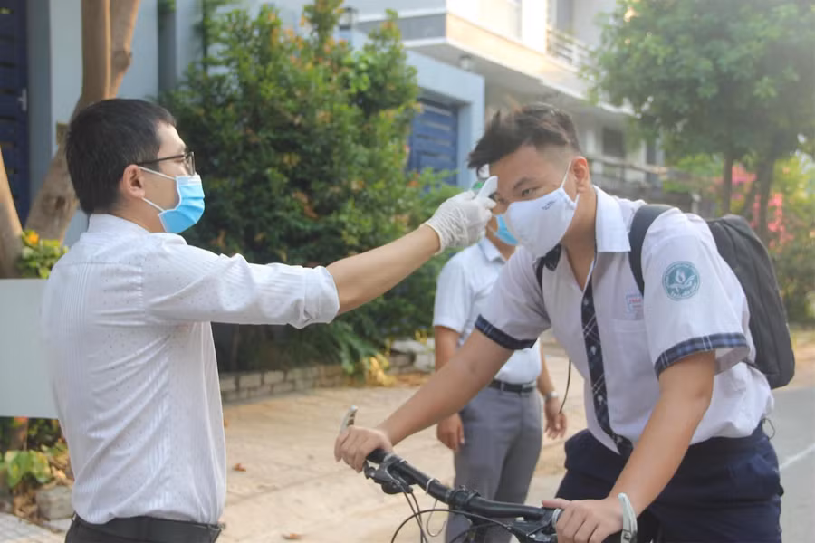 Học sinh TP.HCM vui mừng trở lại trường sau đợt nghỉ phòng dịch Covid-19 ảnh 3